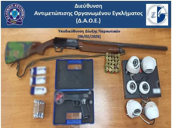 66χρονος στα Λιόσια επιτέθηκε σε αστυνομικούς – Είχε όπλα και ναρκωτικά στο σπίτι του