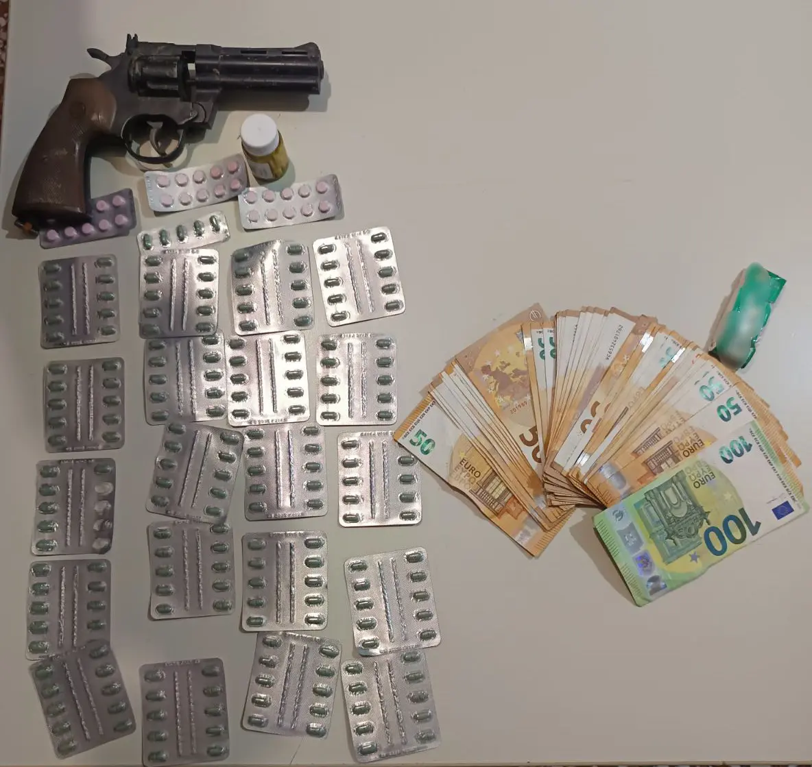 48χρονος διακινούσε ναρκωτικά χάπια στην περιοχή των Εξαρχείων