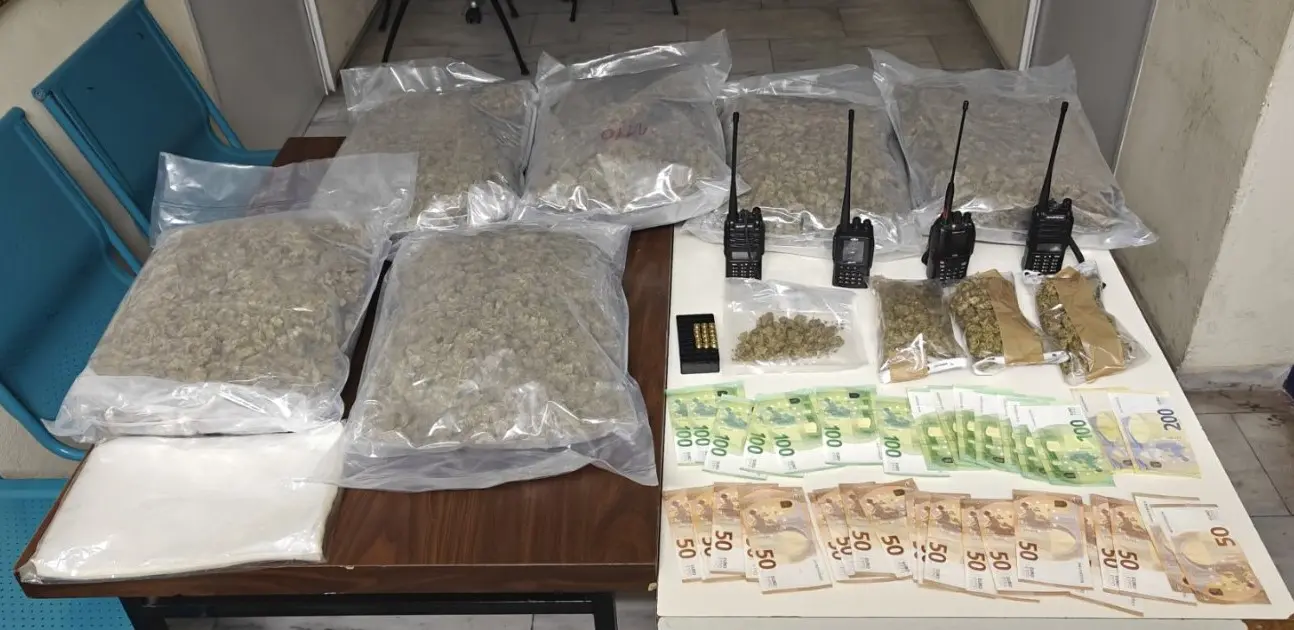 Περισσότερα από 6 κιλά ακατέργαστης κάνναβης κατασχέθηκαν σε κατάστημα στην περιοχή του Γαλατσίου