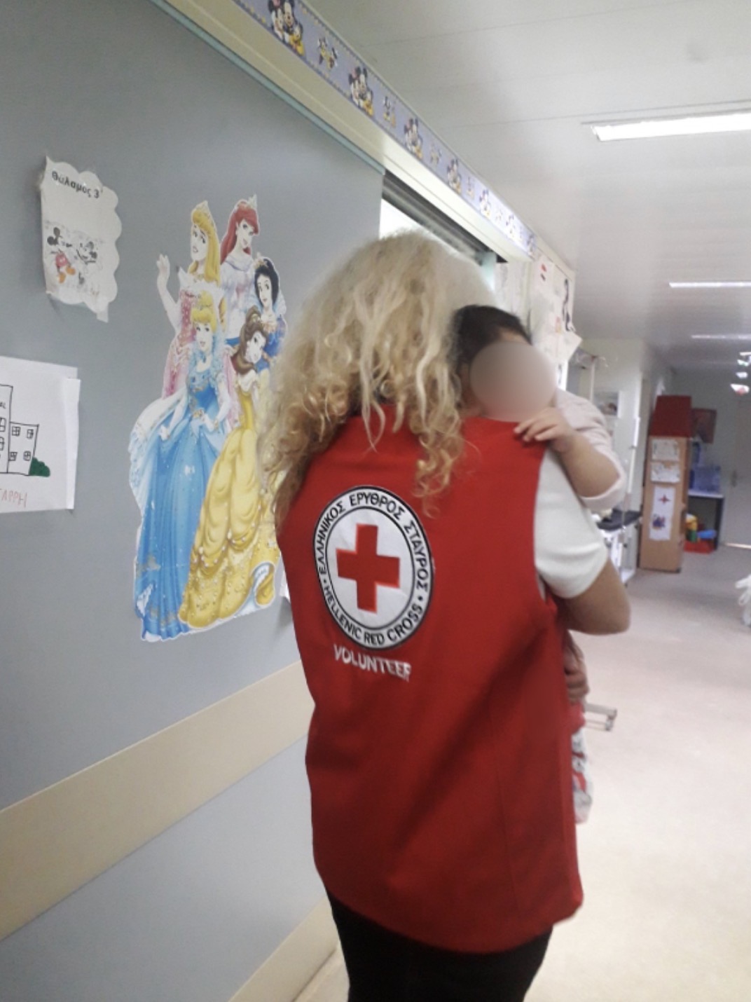 Ο Ελληνικός Ερυθρός Σταυρός υποστηρίζει τους διασωθέντες του ναυαγίου στη Χίο