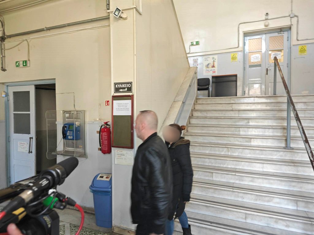 Βόλος: Προφυλακιστέα η μητέρα που κατηγορείται για παιδική πορνογραφία της 7χρονης κόρης της