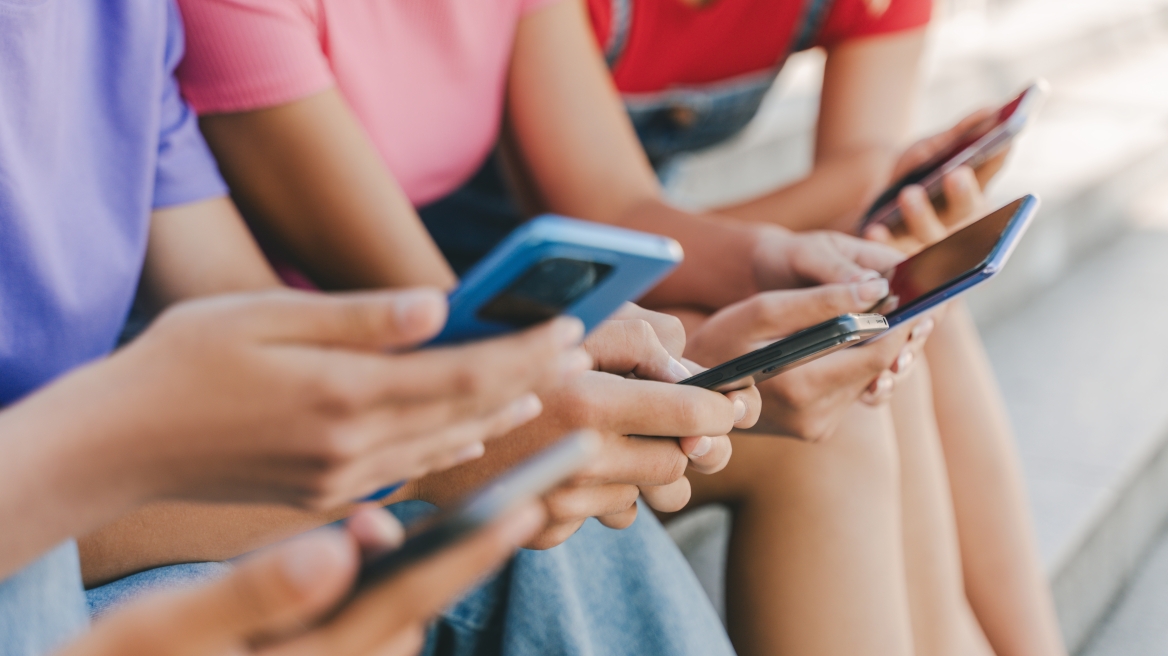 Reuters: Η Ελλάδα ετοιμάζεται να απαγορεύσει τα social media για ανηλίκους κάτω των 15 ετών