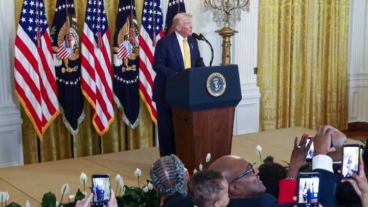 Η κυβέρνηση Ντ.Τραμπ ενίσχυσε τις εξουσίες της ICE, επιτρέποντάς της να συλλαμβάνει πρόσφυγες