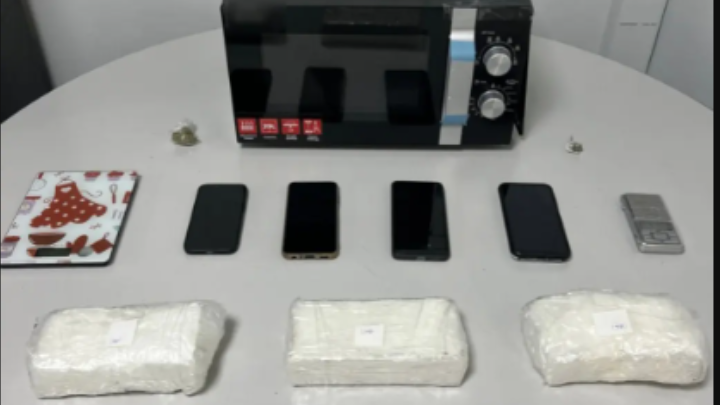 Κατασχέθηκαν τρία κιλά κοκαΐνης μέσα σε φούρνο μικροκυμάτων – Τρεις συλλήψεις