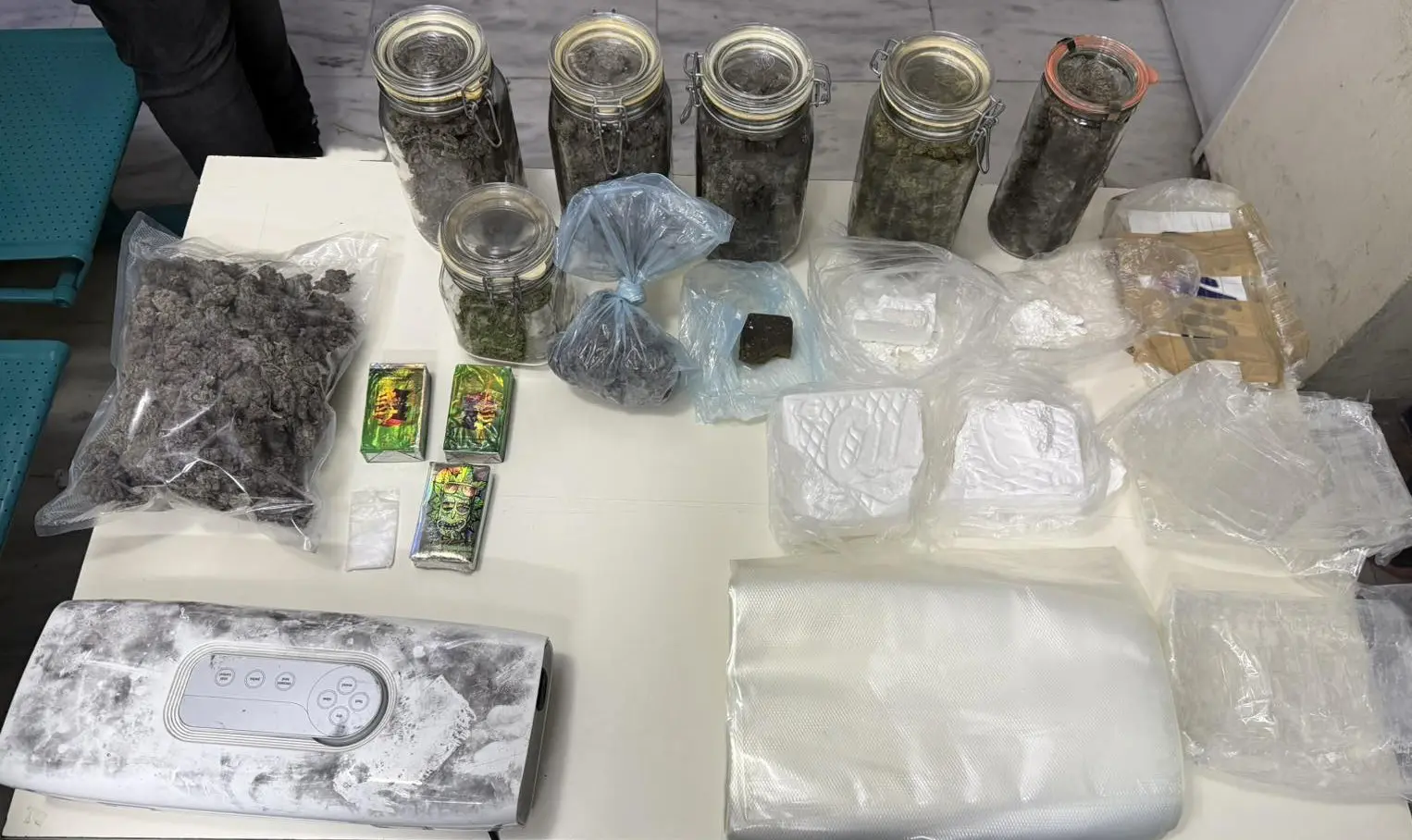 Πάνω από 1 κιλό κοκαΐνης και 6 κιλά ακατέργαστης κάνναβης εντοπίστηκαν σε σπίτι στην Ηλιούπολη