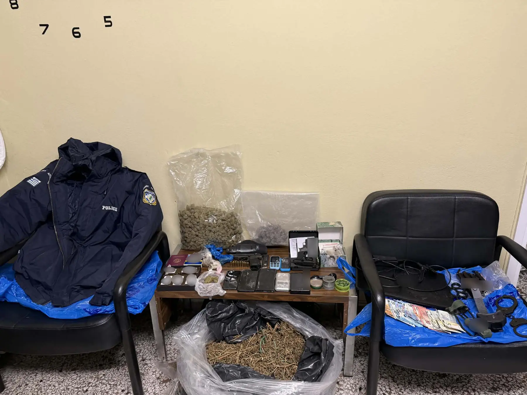 Αστυνομικές επιχειρήσεις σε οικισμούς σε Ίλιον, Ασπρόπυργο, Αχαρνές και Ελευσίνα – Κατασχέθηκαν ναρκωτικά και όπλα