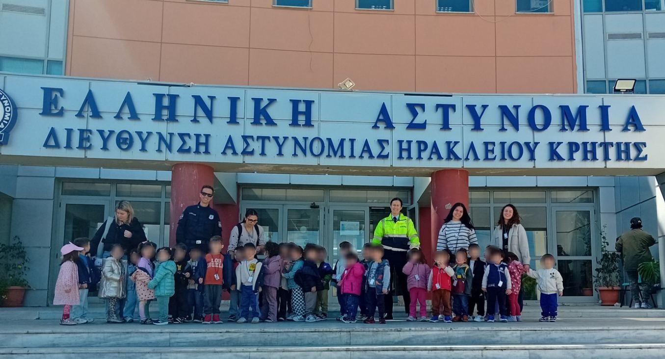 Με παιδικές φωνές γέμισε το Αστυνομικό Μέγαρο Ηρακλείου στο πλαίσιο εκπαιδευτικής επίσκεψης