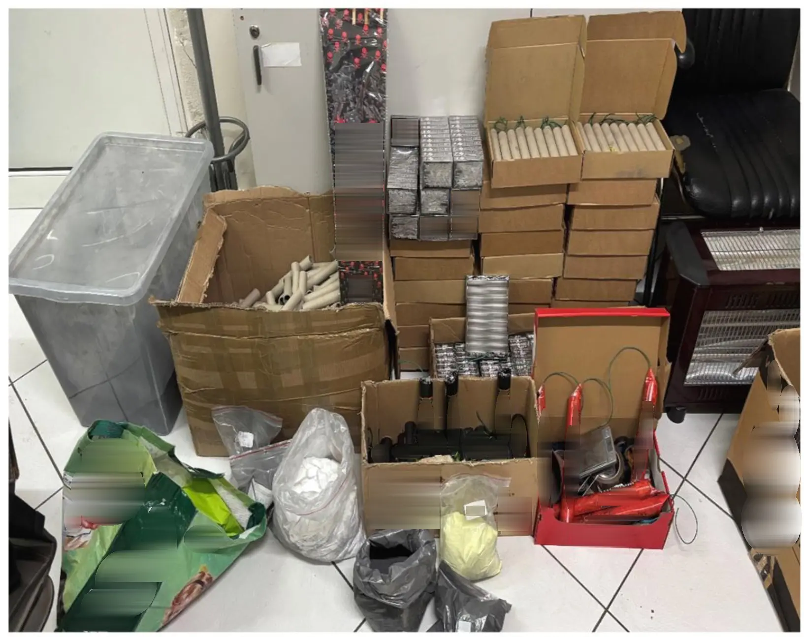 16χρονος είχε εγκαταστήσει σε δωμάτιο διαμερίσματος στον Αγ. Δημήτριο εργαστήριο παρασκευής αυτοσχέδιων κροτίδων που διέθετε προς πώληση