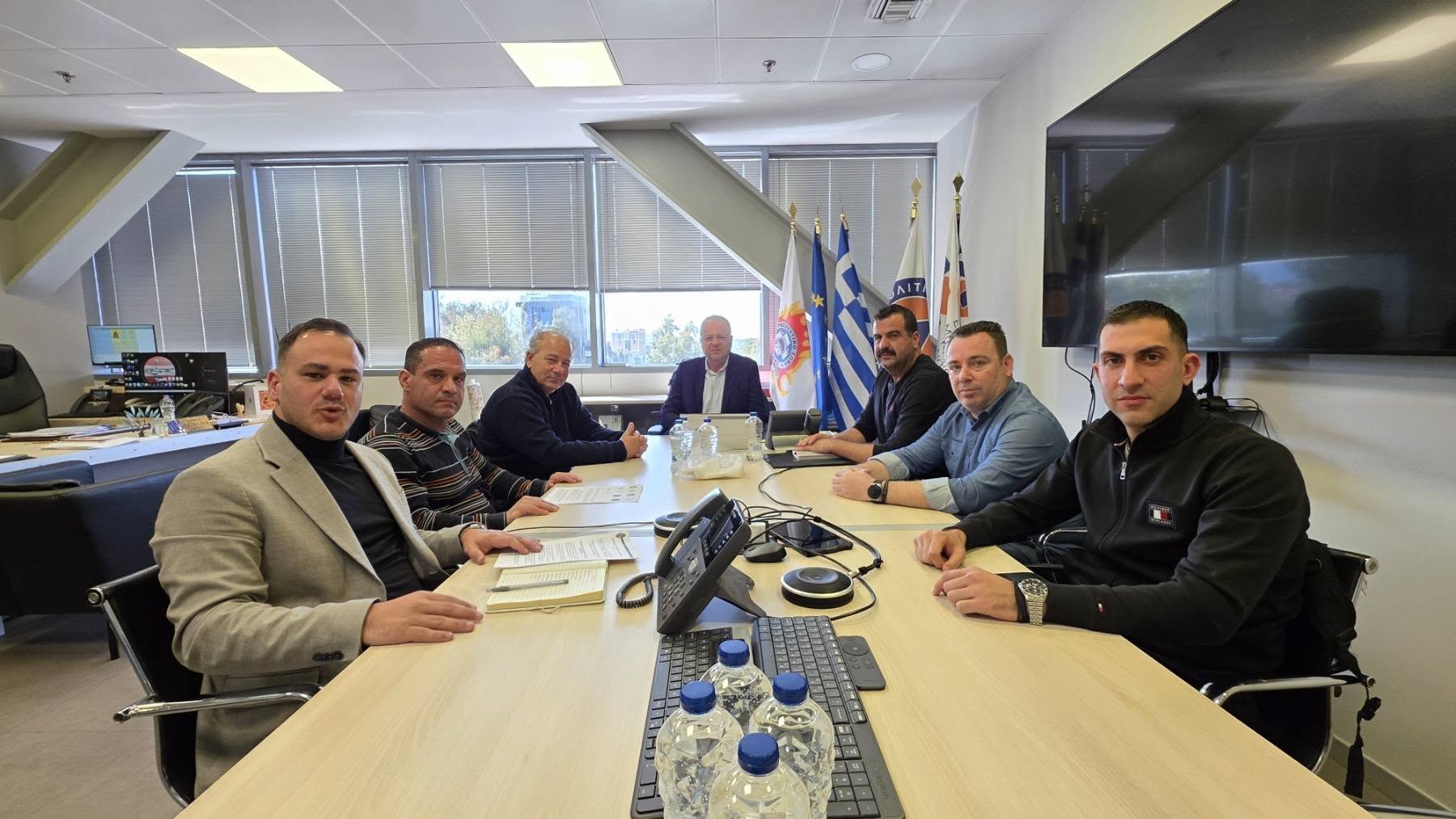 Πυροσβέστες Νομού Ηρακλείου: Συνάντηση αντιπροσωπείας 8 συνεργαζόμενων Σωματείων με τον Αντιστράτηγο Θ. Βάγια