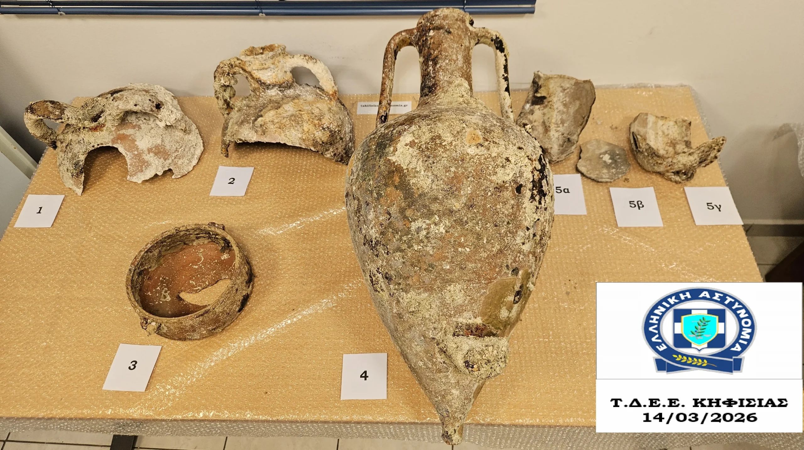 Σύλληψη 50χρονου που είχε στο σπίτι του στην Κηφισιά 10 αμφορείς (video)