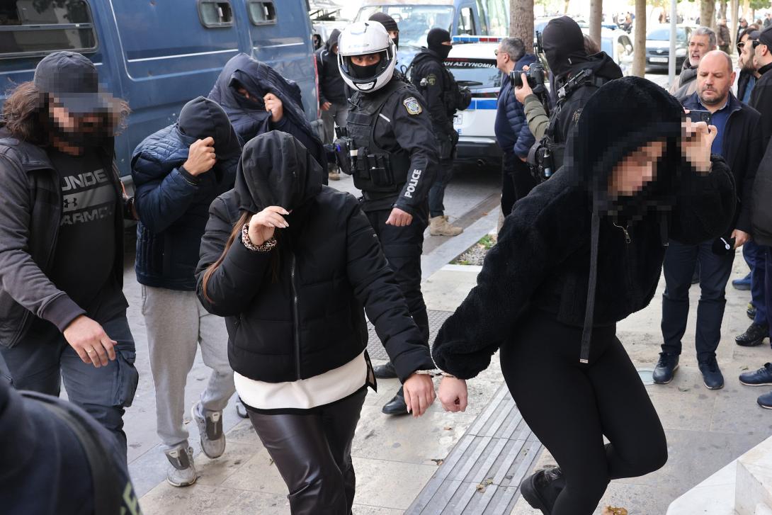 Ηράκλειο: Βαρύτατες διώξεις στους 22 του κυκλώματος εμπορίας ανθρώπων – Πότε θα απολογηθούν