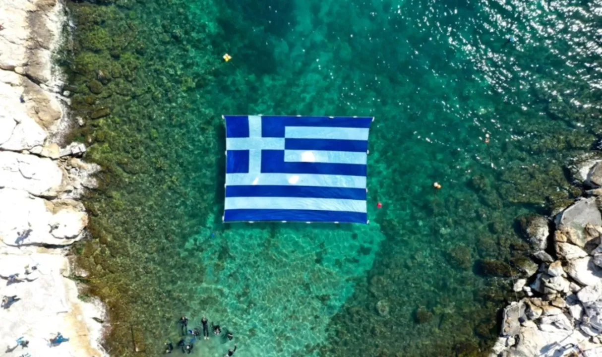 Η Γαλανόλευκη στη θάλασσα του Πειραιά για την Εθνική Επέτειο της 25ης Μαρτίου 1821