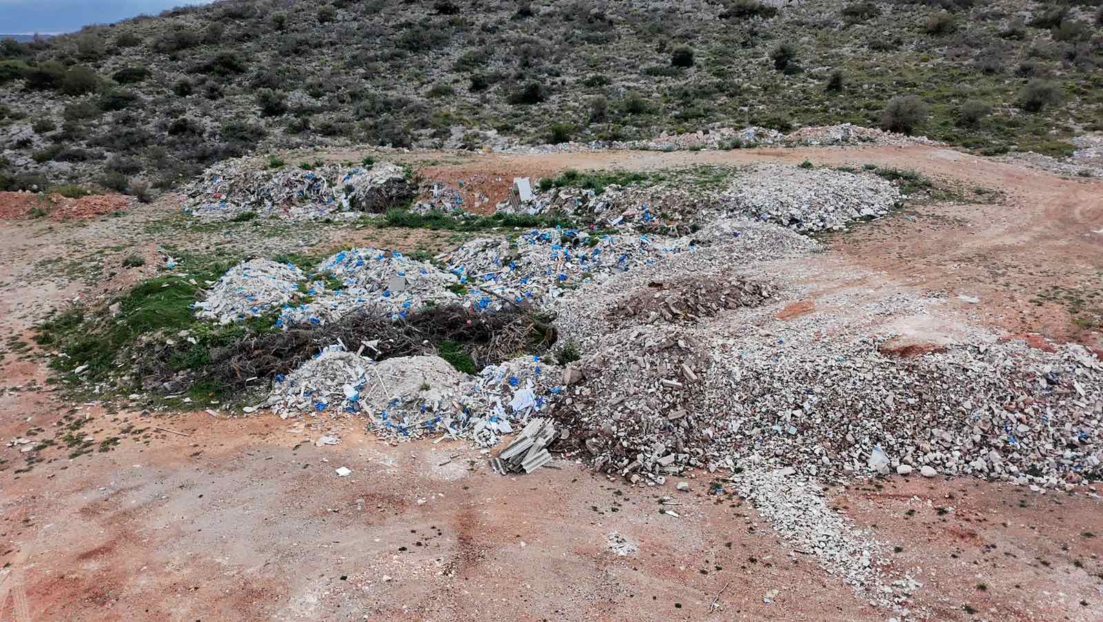 4 συλλήψεις ατόμων που απέρριπταν στερεά απόβλητα στην περιοχή της Σαλαμίνας