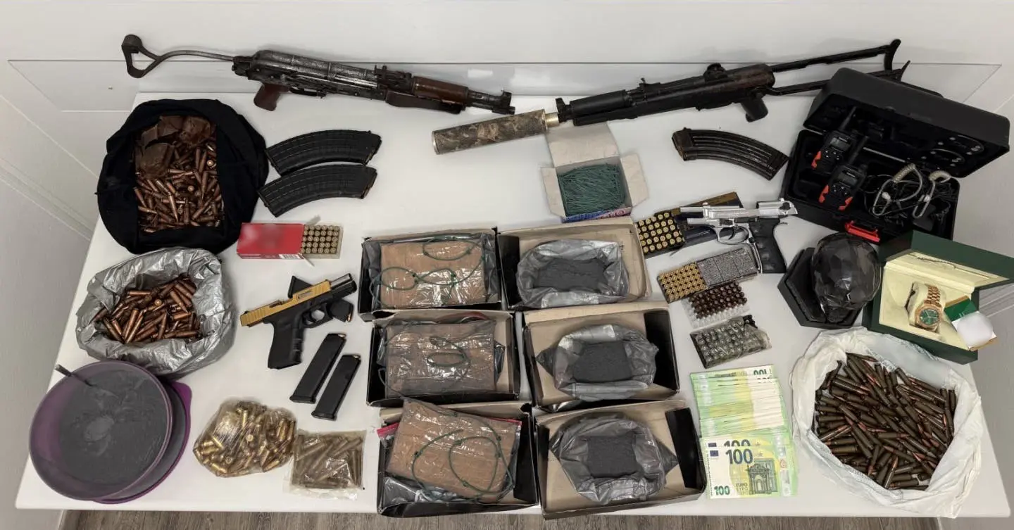 2 συλλήψεις  για κατασκευή και κατοχή εκρηκτικών και εμπρηστικών υλών, πλαστογραφία, κλοπή και παράβαση του νόμου για τα όπλα (video)