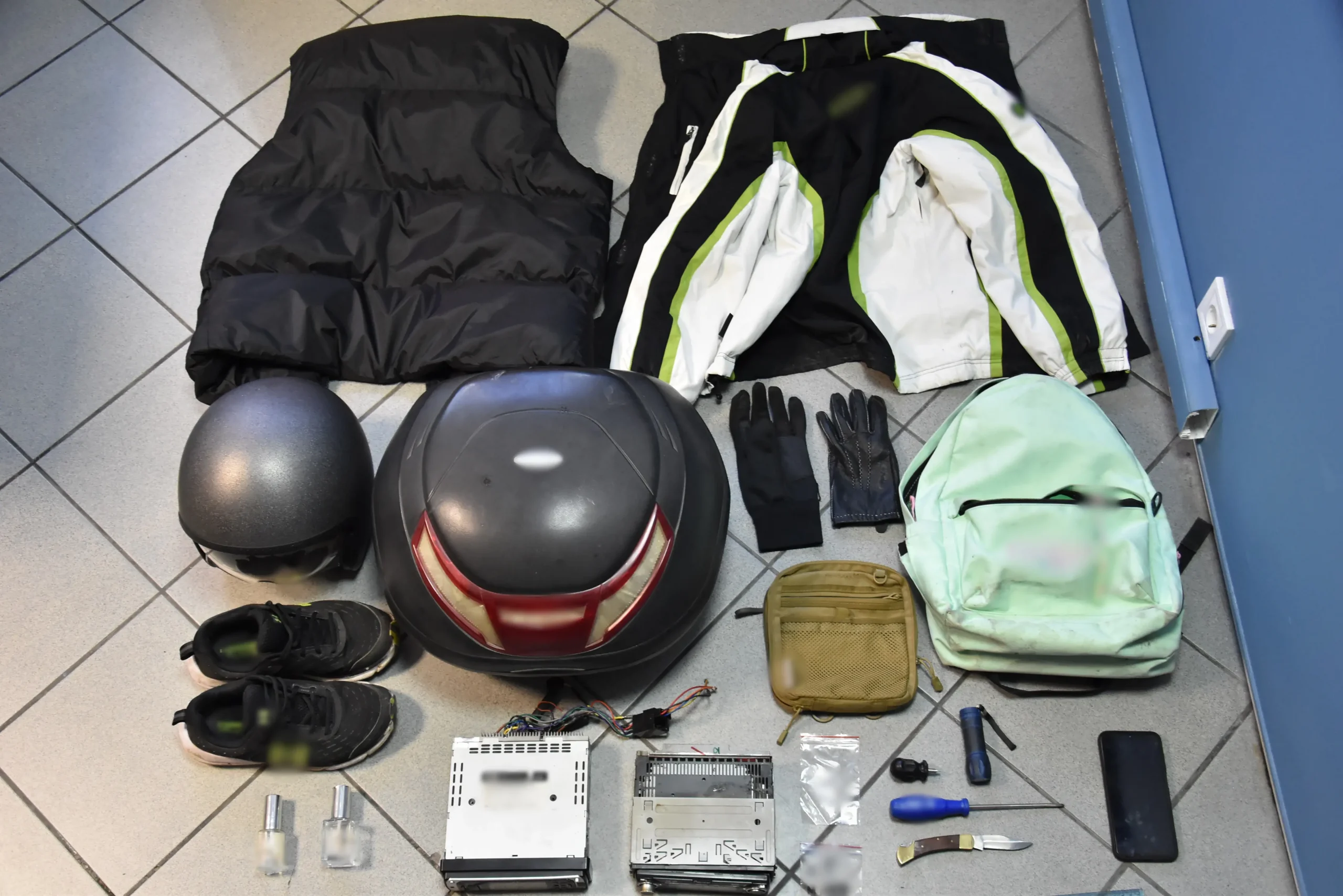 Εξιχνιάσθηκαν 20 κλοπές και 3 απόπειρες κλοπών από σταθμευμένα οχήματα, καθώς και μια κλοπή δίκυκλης μοτοσυκλέτας, σε περιοχές κυρίως της Κανήθου Χαλκίδας