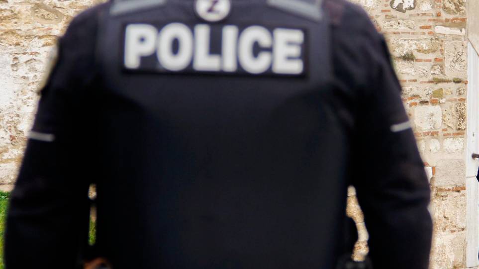 Ένας 35χρονος επιτέθηκε σε αστυνομικό με τσεκούρι στους Αμπελόκηπους