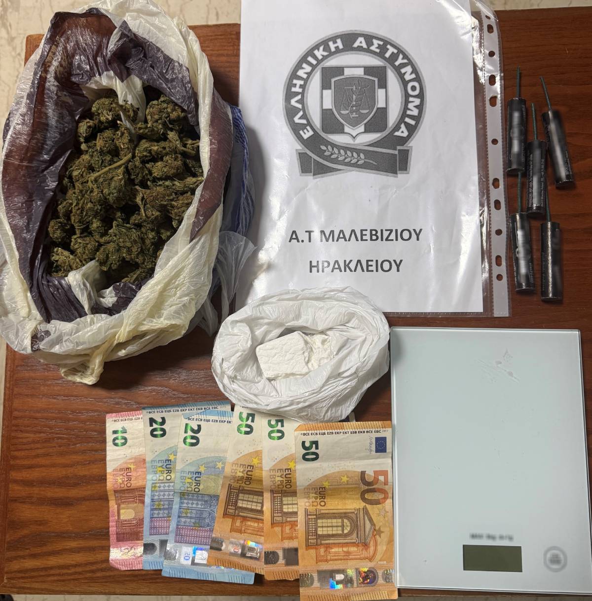 Σύλληψη άνδρα για παραβάσεις νομοθεσίας περί ναρκωτικών και βεγγαλικών-πυροτεχνημάτων στο Ηράκλειο  