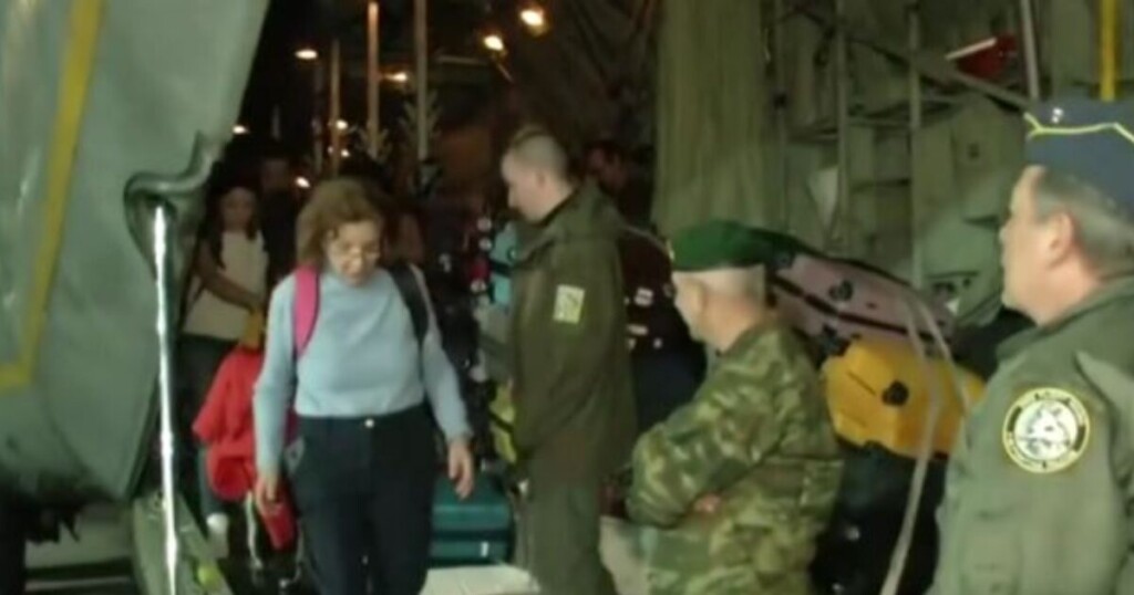 Επέστρεψαν 91 Έλληνες με C-130 από το Άμπου Ντάμπι – Συγκινητικές στιγμές στο αεροδρόμιο της Ελευσίνας
