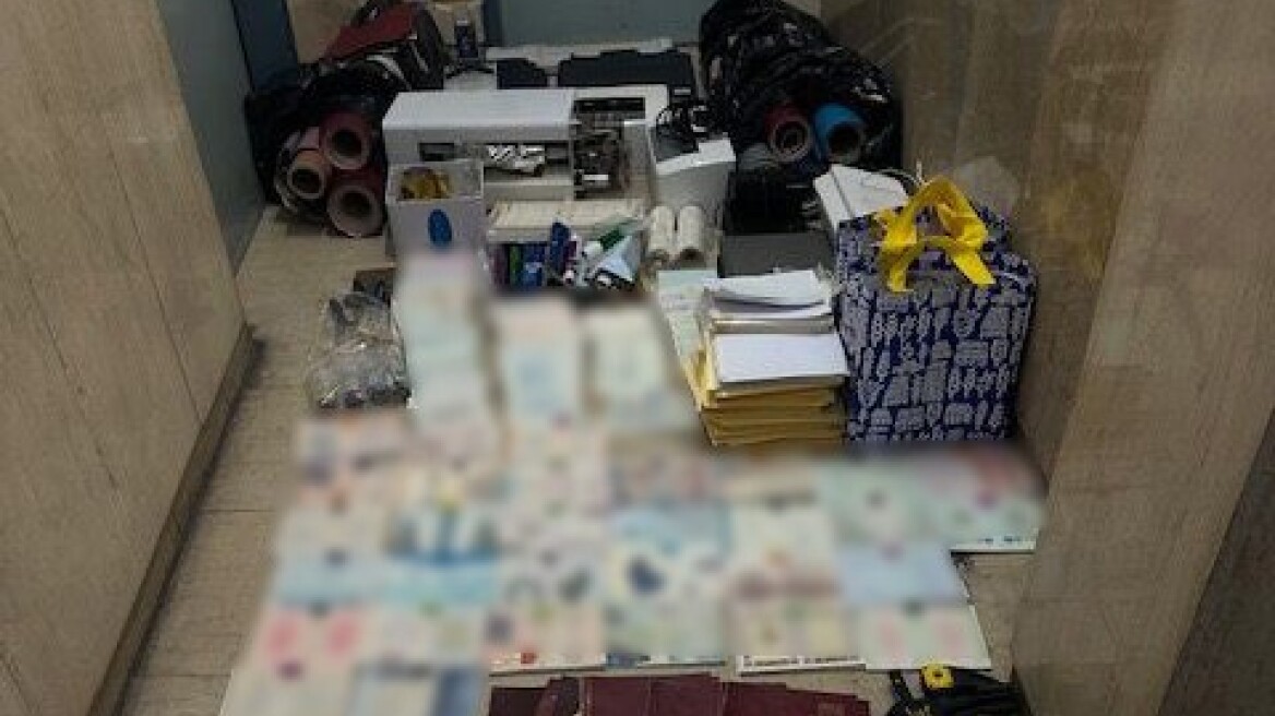 Καίριο πλήγμα στη δράση εγκληματικής οργάνωσης που κατάρτιζε και διακινούσε πλαστά έγγραφα και διευκόλυνε τη διαμονή αλλοδαπών