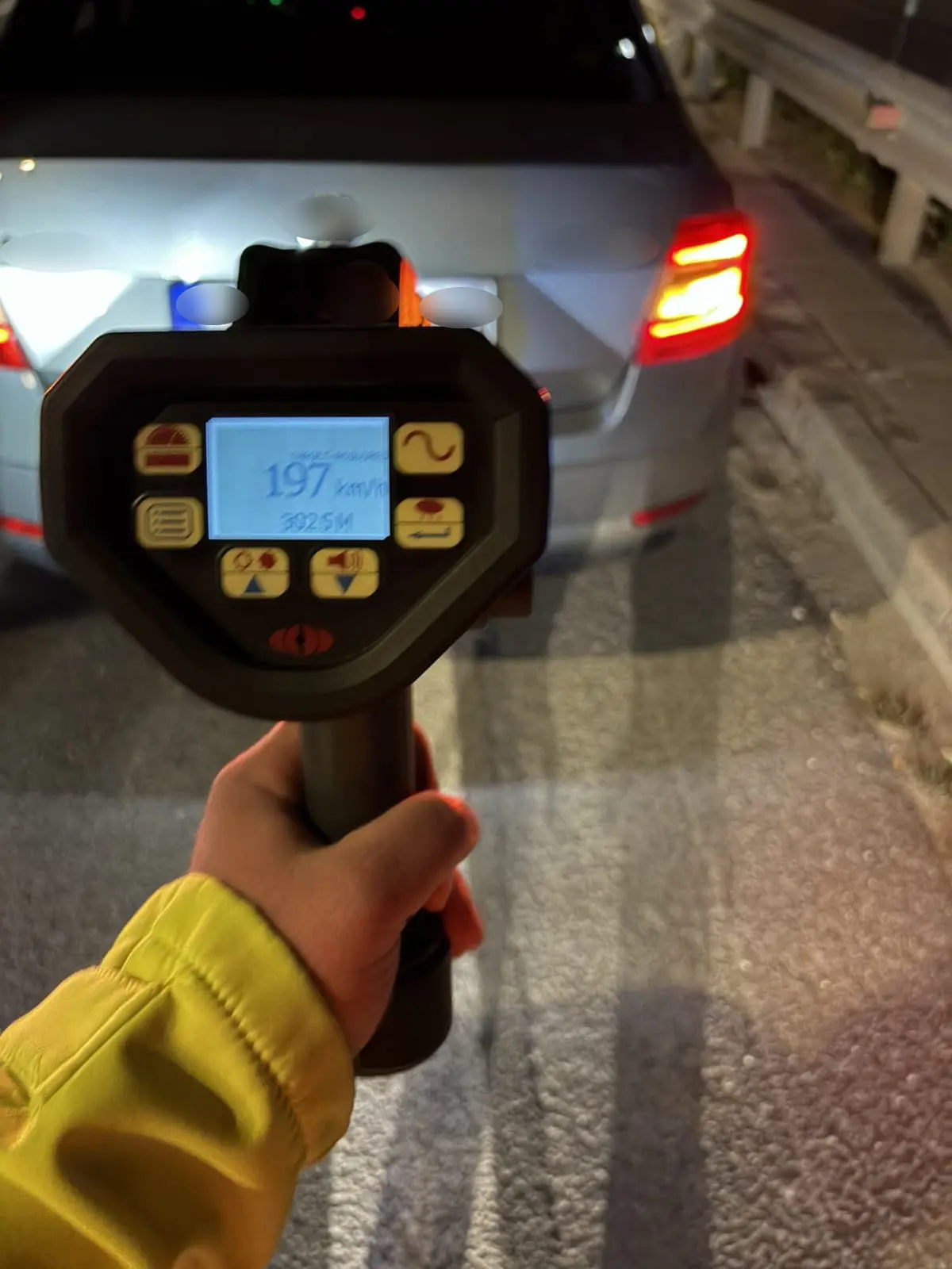 22χρονος οδηγός αυτοκινήτου κινούνταν με 197 χλμ/ώρα, στερούμενος άδεια οδήγησης στη Ν.Ε.Ο. Αθηνών-Λαμίας