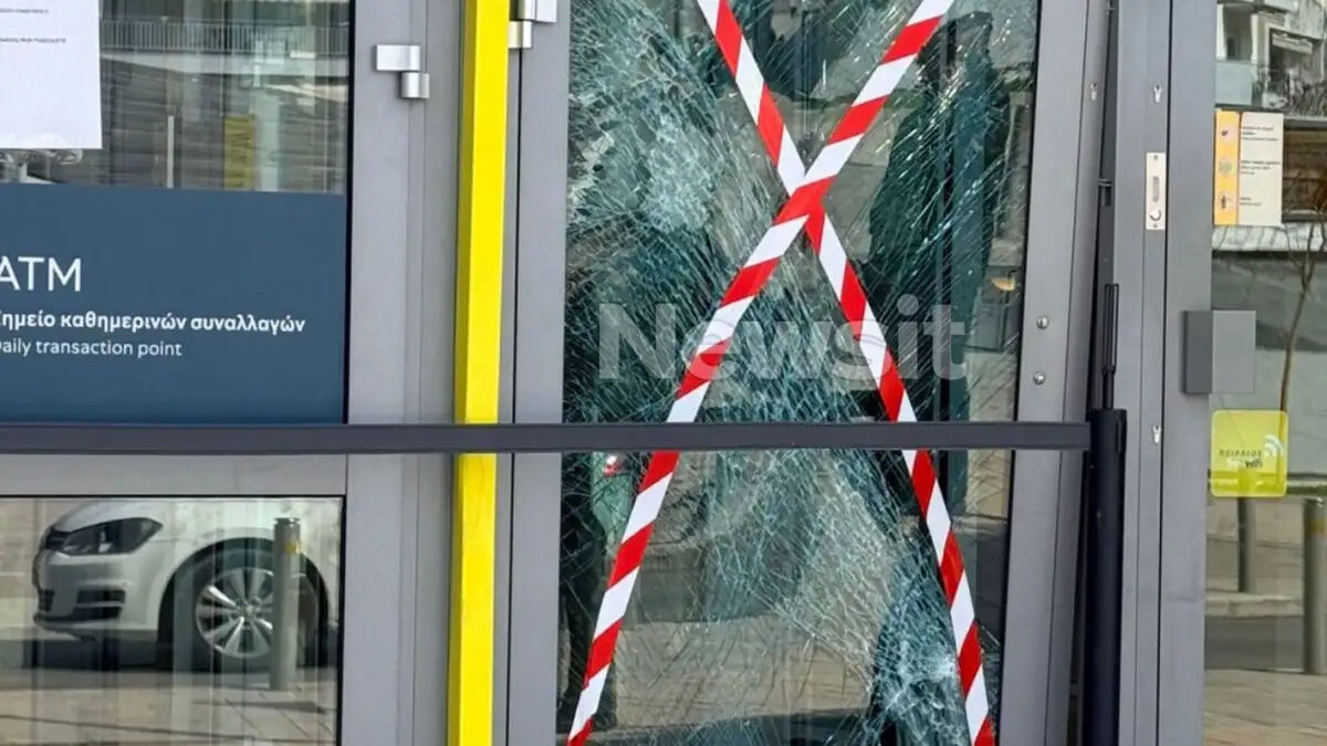 80χρονος «έριξε» το αυτοκίνητό του σε τράπεζα στη Θέρμη