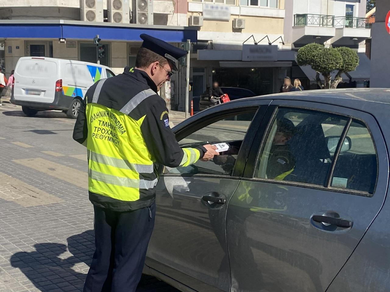 Αστυνομικοί της Τροχαίας μοίρασαν ευχές και χρήσιμες συμβουλές για την οδική ασφάλεια σε Χανιά, Ρέθυμνο και Άγιο Νικόλαο