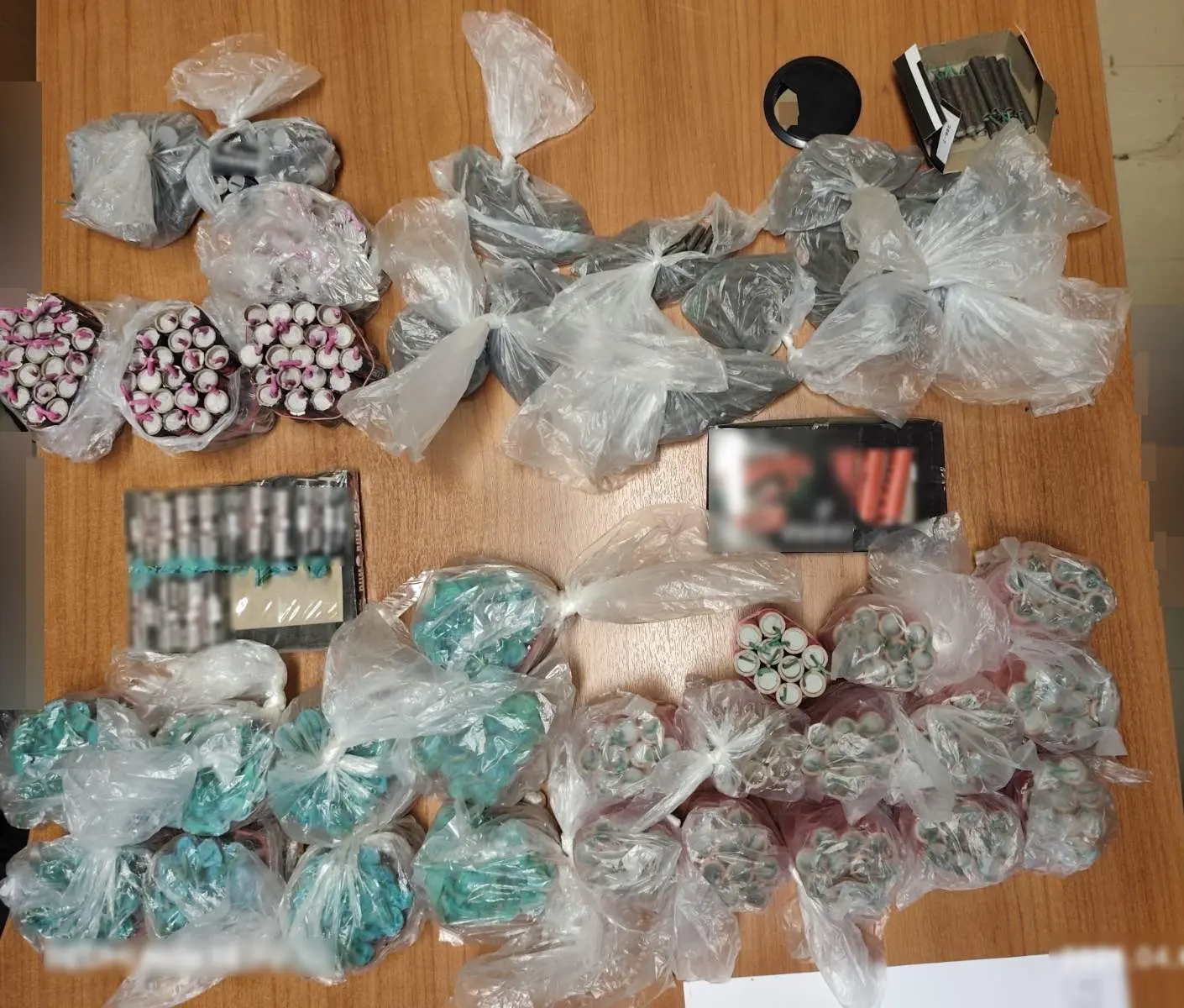 Σύλληψη τριών ανηλίκων οι οποίοι διακινούσαν κροτίδες στην ευρύτερη περιοχή του Συντάγματος