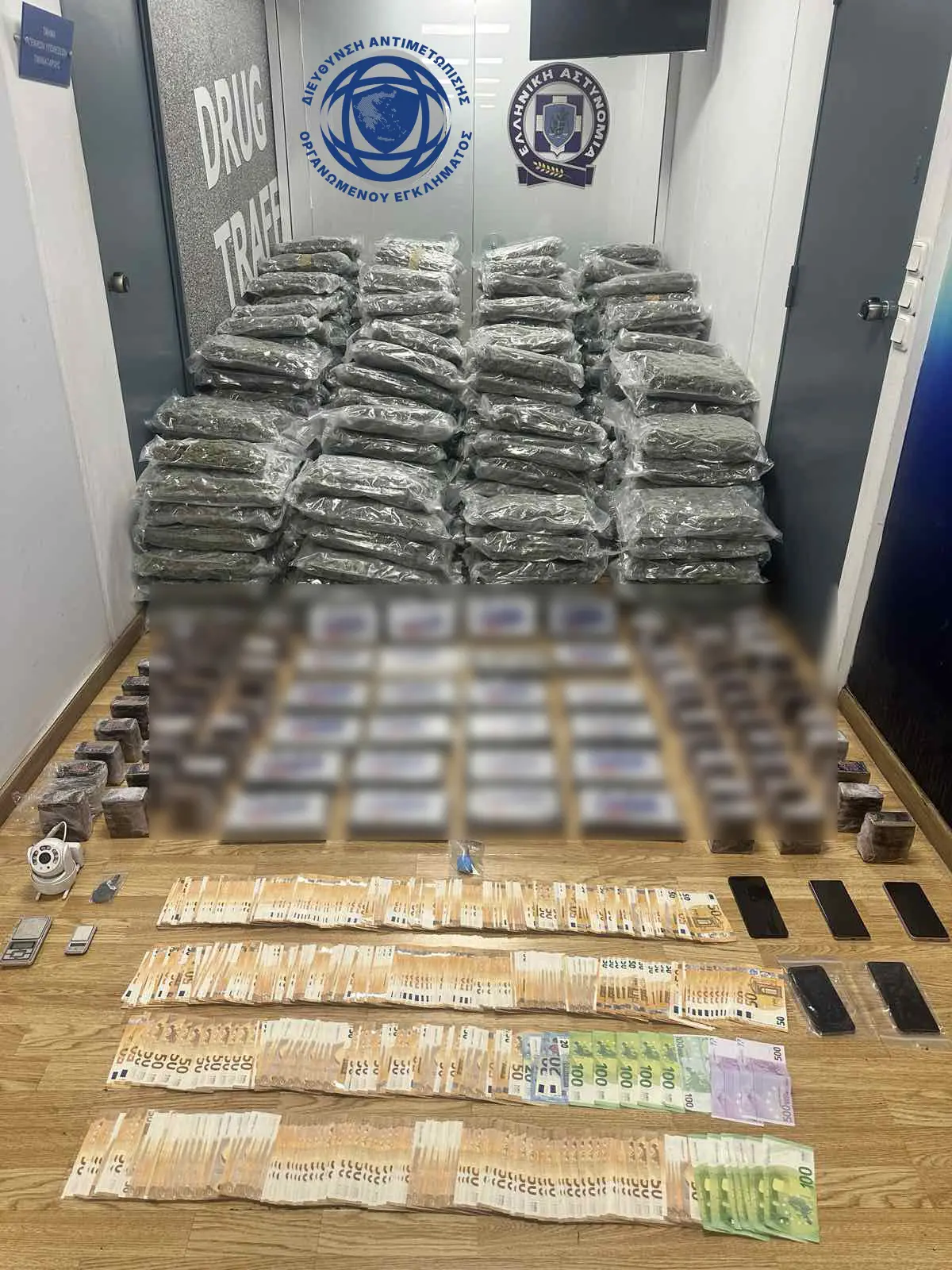 Σύλληψη 3 ατόμων για κατοχή και διακίνηση μεγάλων ποσοτήτων κοκαΐνης και κάνναβης στην ευρύτερη περιοχή της Αττικής (video)