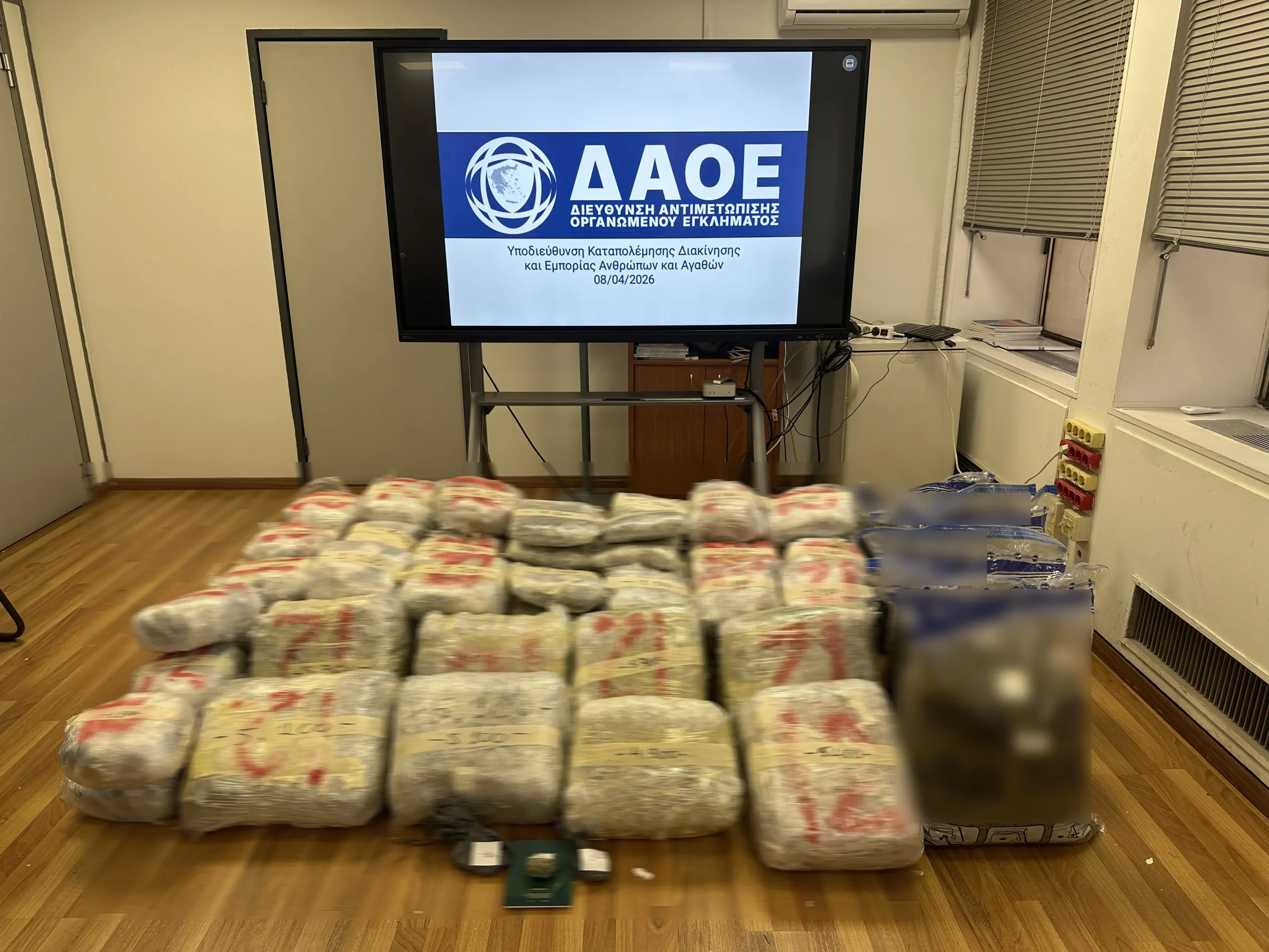 Κατασχέθηκαν πάνω από 164 κιλά ακατέργαστης κάνναβης, σε περιοχή της Αθήνας, από αστυνομικούς της ΔΑΟΕ (video)