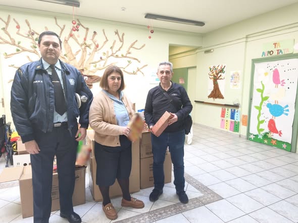 Παιχνίδια στα παιδιά της ΕΛΕΠΑΠ Χανίων από αστυνομικούς της Δ/νσης Αστυνομίας Χανίων