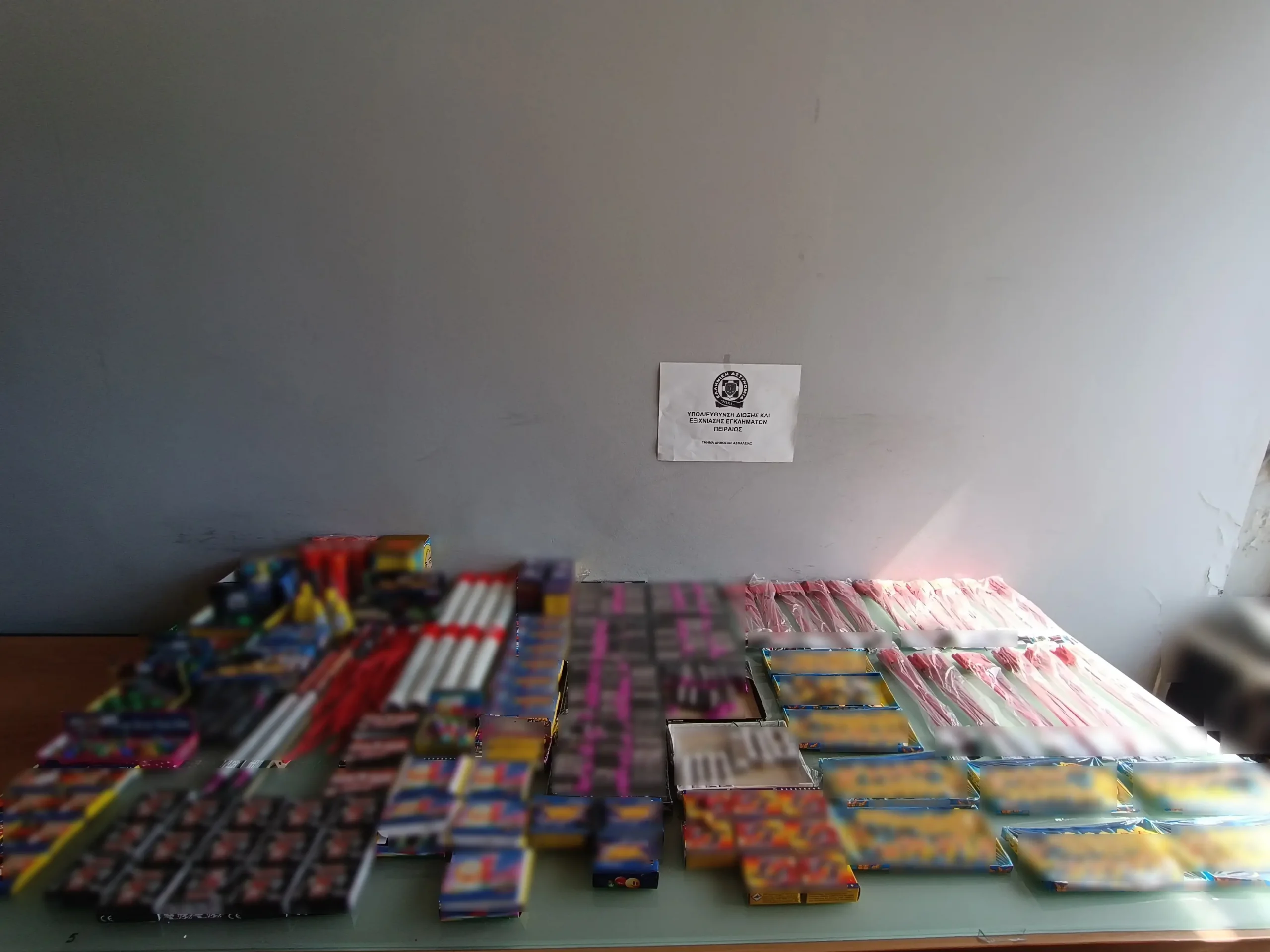 Κατασχέθηκαν περισσότερα από 500 πυροτεχνήματα και 300 κροτίδες – Συνελήφθη 46χρονος ιδιοκτήτης καταστήματος