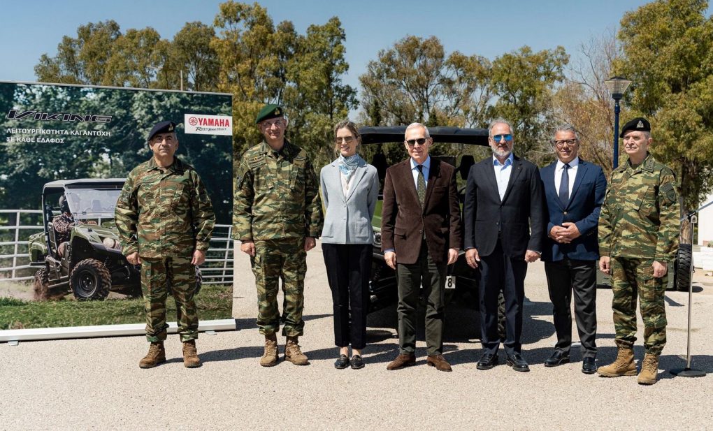 Ο Θανάσης Δαβάκης στην τελετή παράδοσης – παραλαβής δωρεάς οχήματος για το ΕΦ Στρογγύλης