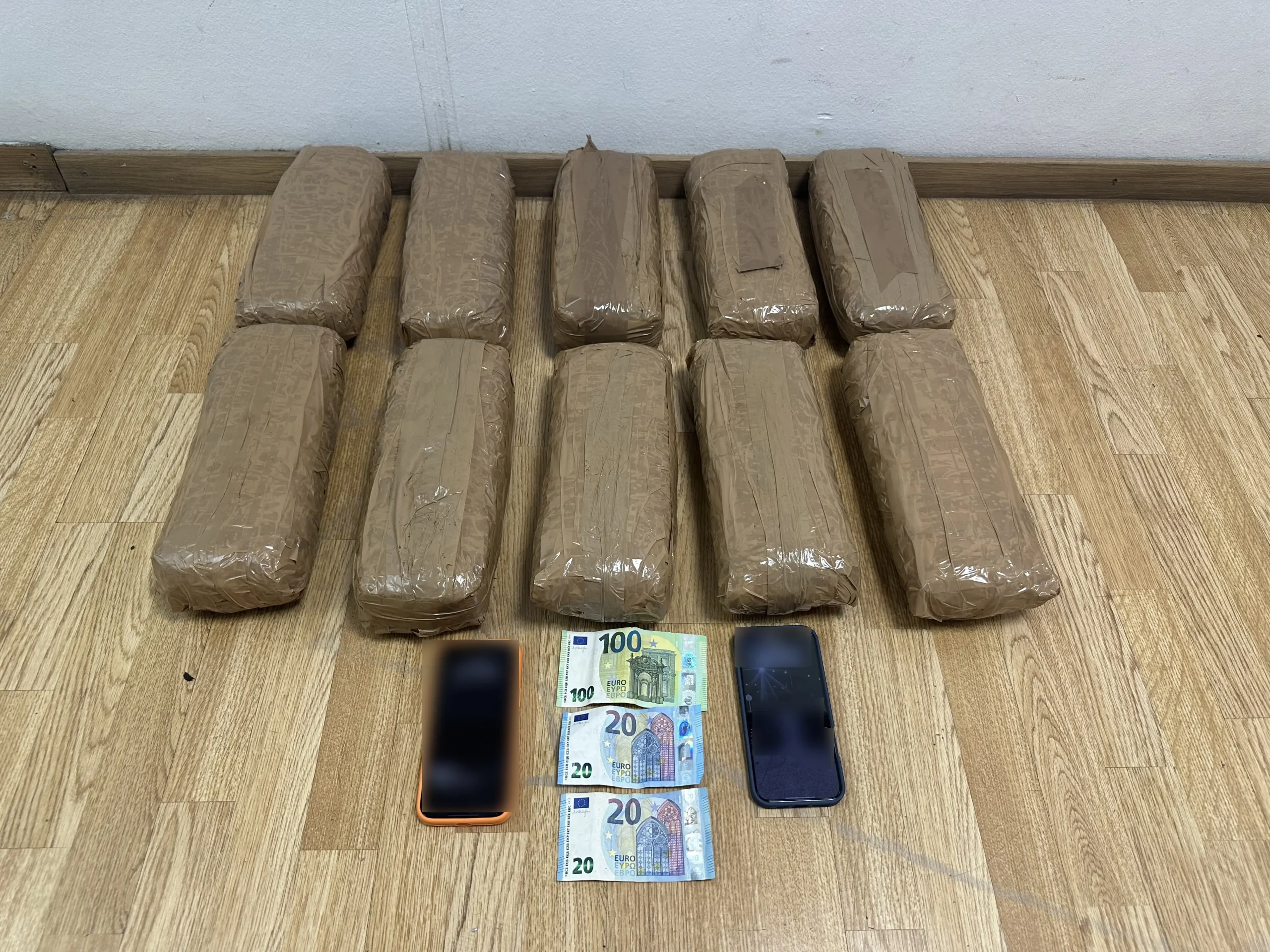 Δύο άτομα είχαν στο αυτοκίνητό τους πάνω από 10 κιλά κάνναβη