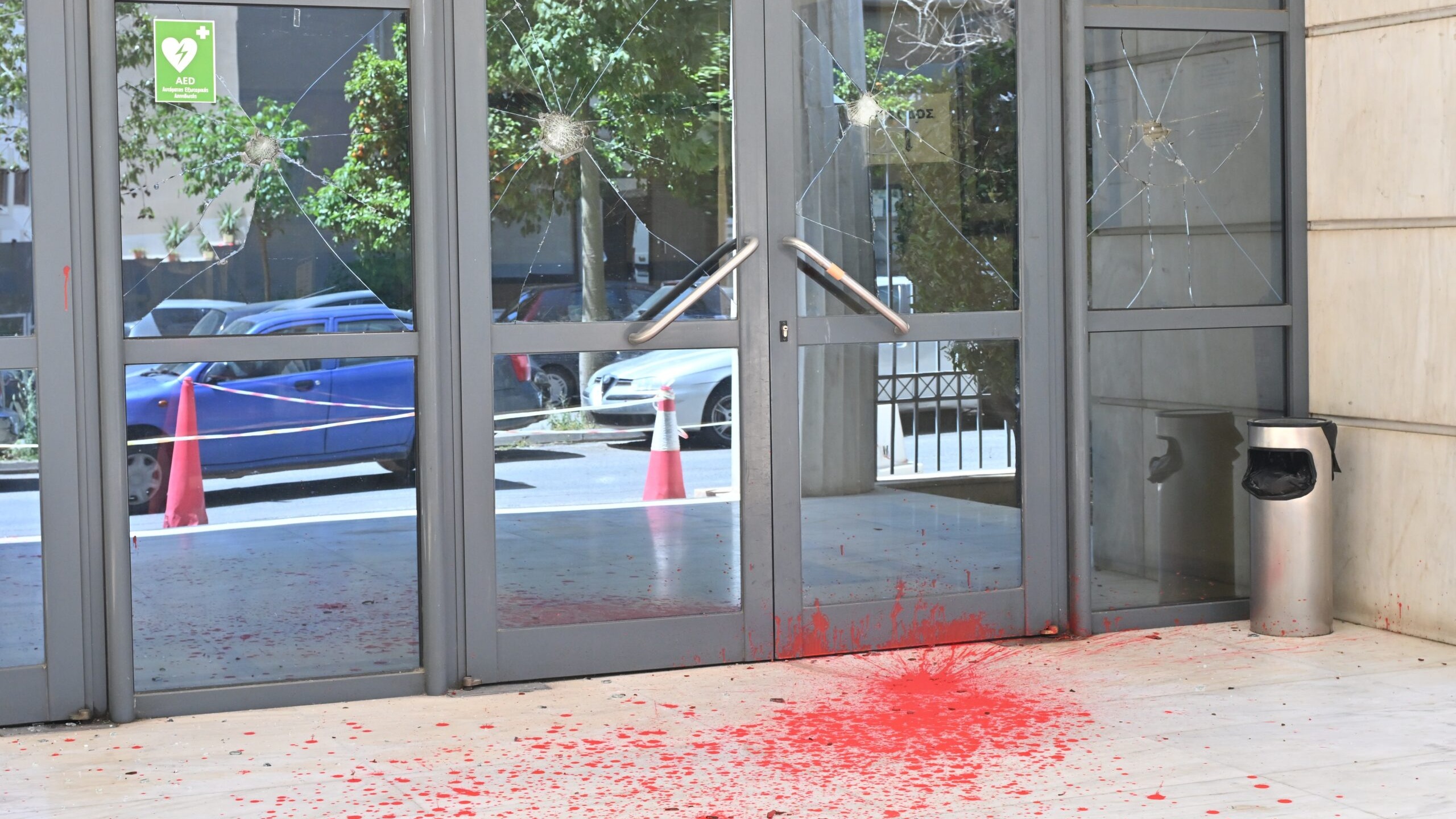 Επίθεση αγνώστων στο Διοικητικό Εφετείο Αθηνών με υλικές ζημιές στην είσοδο του δικαστηρίου