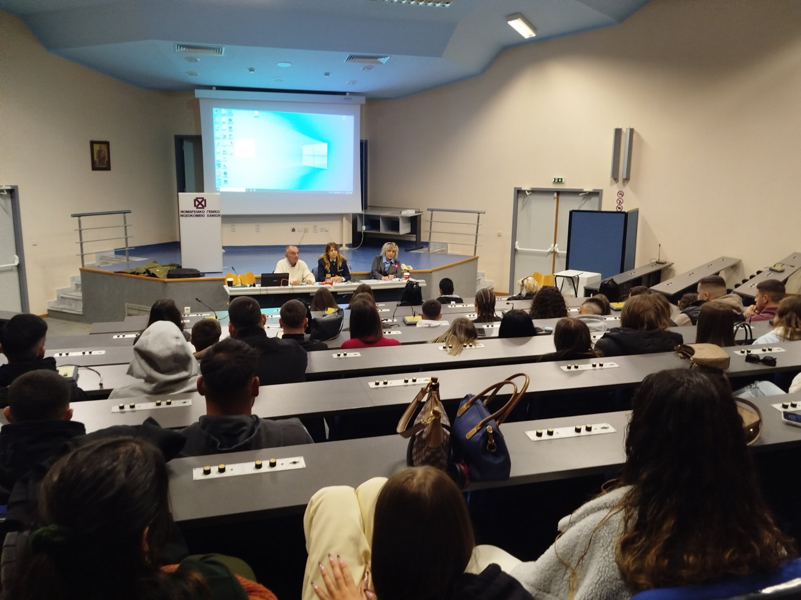 Μαθητές από το ΕΠΑΛ Θήρας, παρακολούθησαν ενημέρωση για την οδική ασφάλεια από την Διοικήτρια και τον Υποδιοικητή Τροχαίας Χανίων