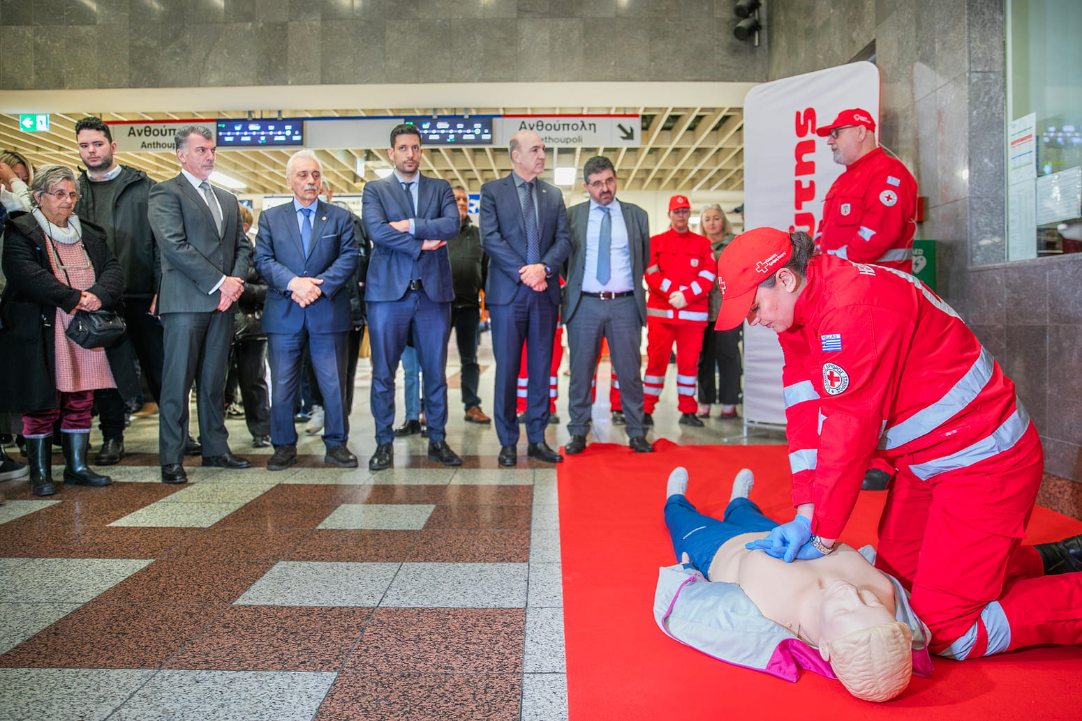 Ο Ε.Ε.Σ. παρουσίασε τη χρήση αυτόματου εξωτερικού απινιδωτή (AED) στο Μετρό Συντάγματος (video)