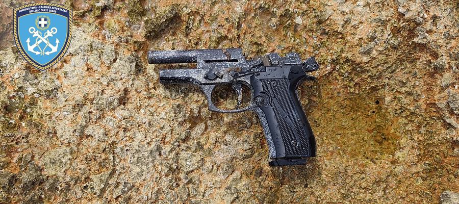 Βρέθηκε όπλο στην παραλία της Βάρκιζας