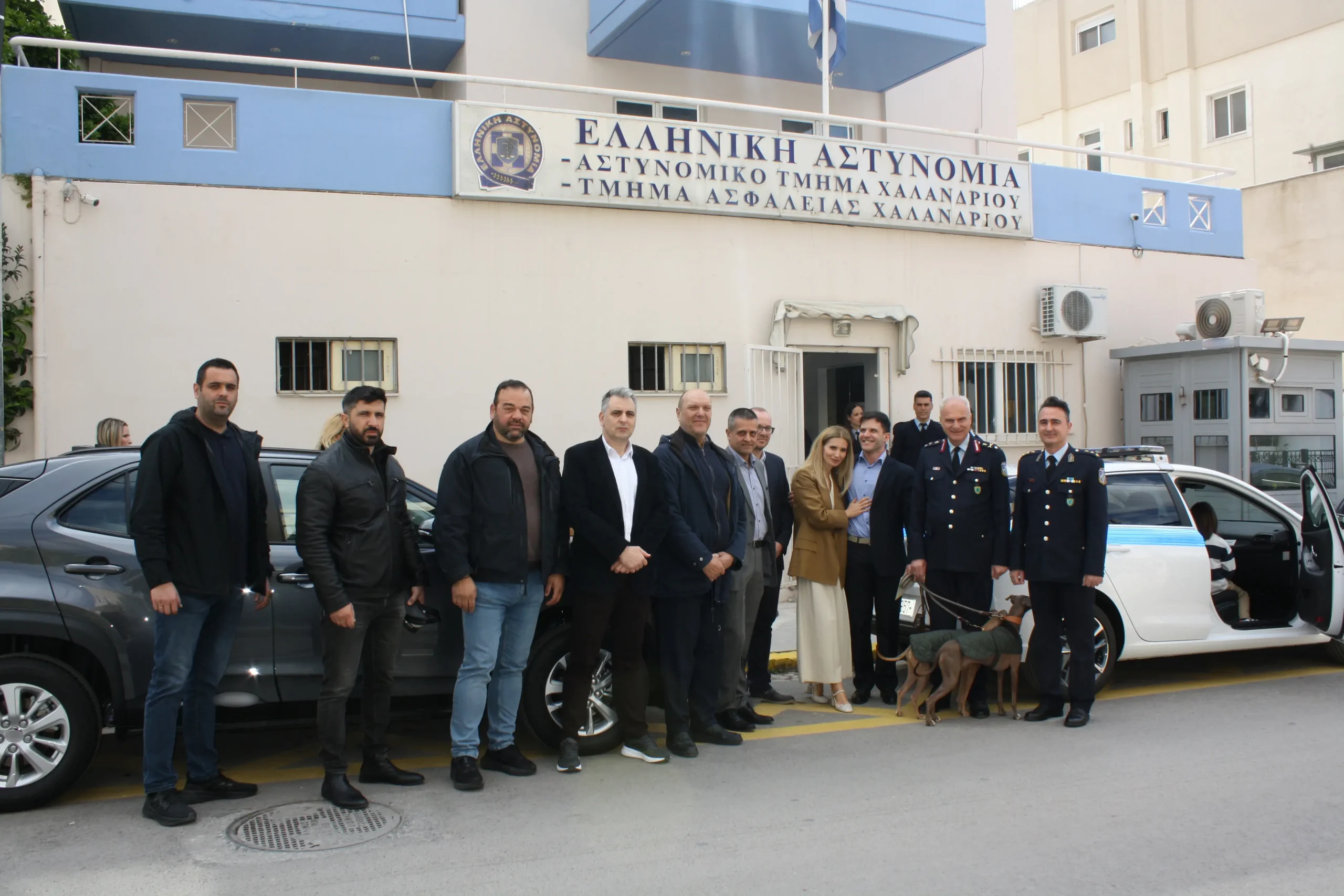 Δωρεά δύο υβριδικών οχημάτων από τον επιχειρηματία Καλκαντέρα Θεόδωρο σε Αστυνομικό Τμήμα και Τμήμα Δίωξης και Εξιχνίασης Εγκλημάτων Χαλανδρίου