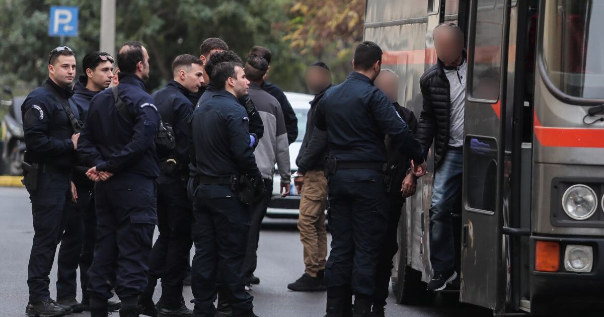 Τέσσερις φορές ισόβια και επιπλέον κάθειρξη στον πρώην αστυνομικό της Βουλής για σεξουαλική κακοποίηση των παιδιών του – Αθώα η μητέρα