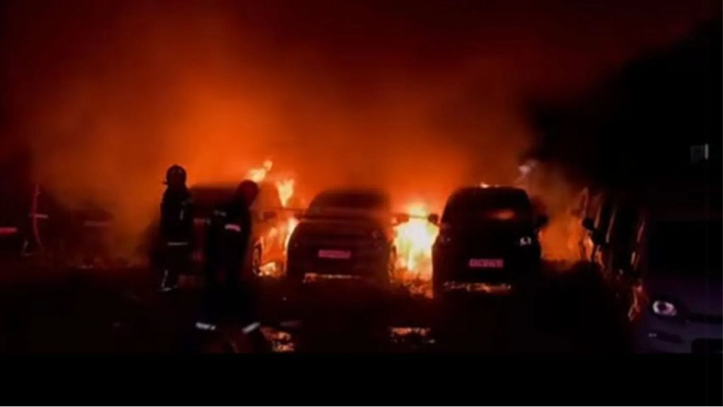 Φωτιά σε χώρο με σταθμευμένα ενοικιαζόμενα αυτοκίνητα στο Ηράκλειο – Ζημιές σε 18 οχήματα