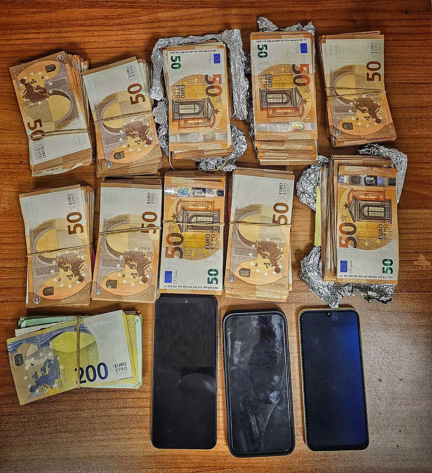 Σύλληψη 3 ατόμων που εξαπάτησαν ηλικιωμένη και της απέσπασαν περισσότερα από 54.000 ευρώ