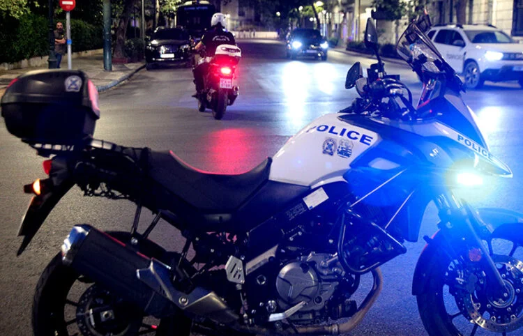 Συνελήφθησαν 3 άντρες στη Γλυφάδα που απείλησαν αστυνομικούς με αεροβόλο όπλο, μαχαίρι και σφυρί