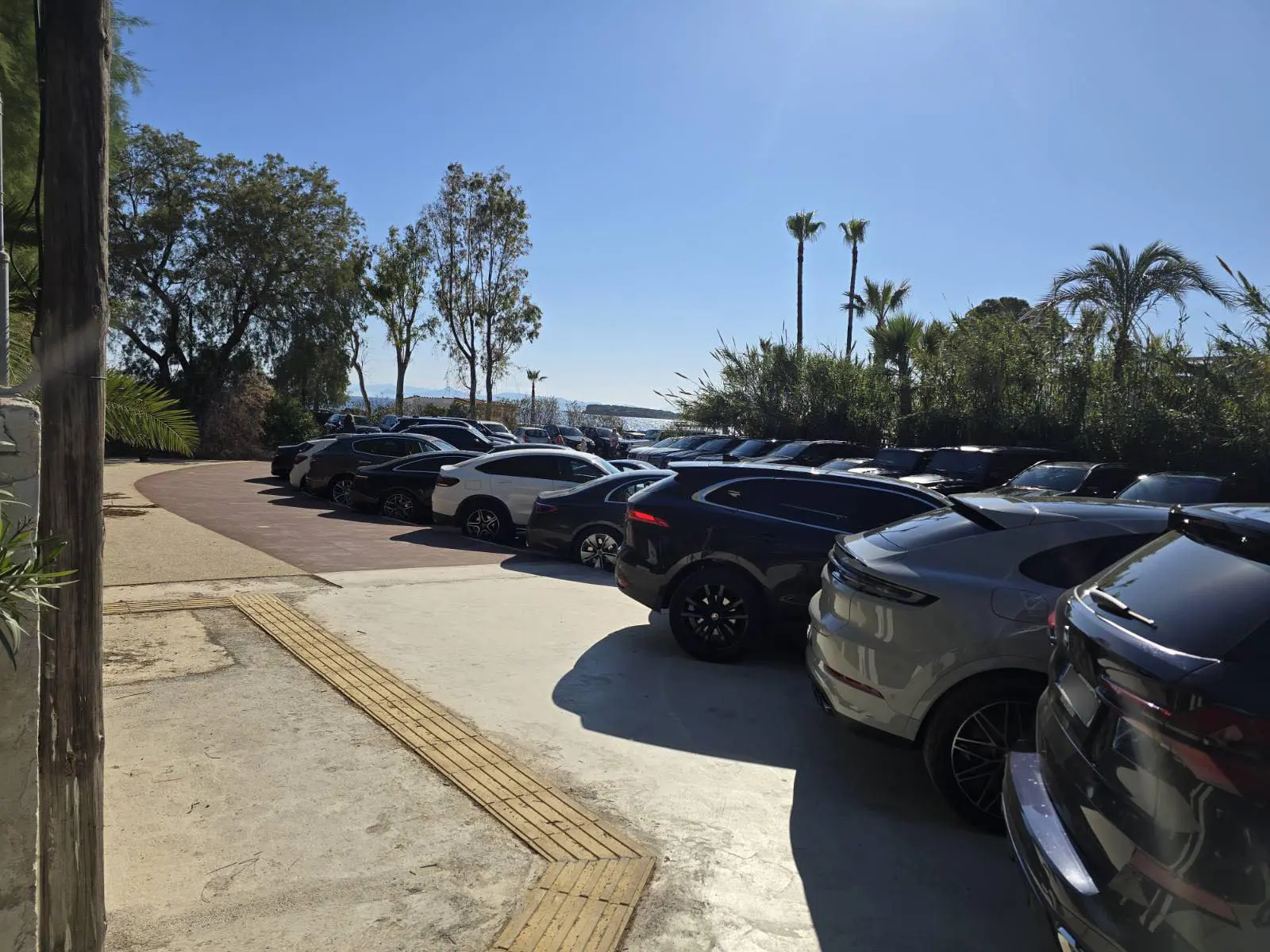 Σύλληψη 3 παρκαδόρων και του υπεύθυνου καταστήματος στη Βούλα για αυθαίρετο πάρκινγκ έναντι αμοιβής (video)