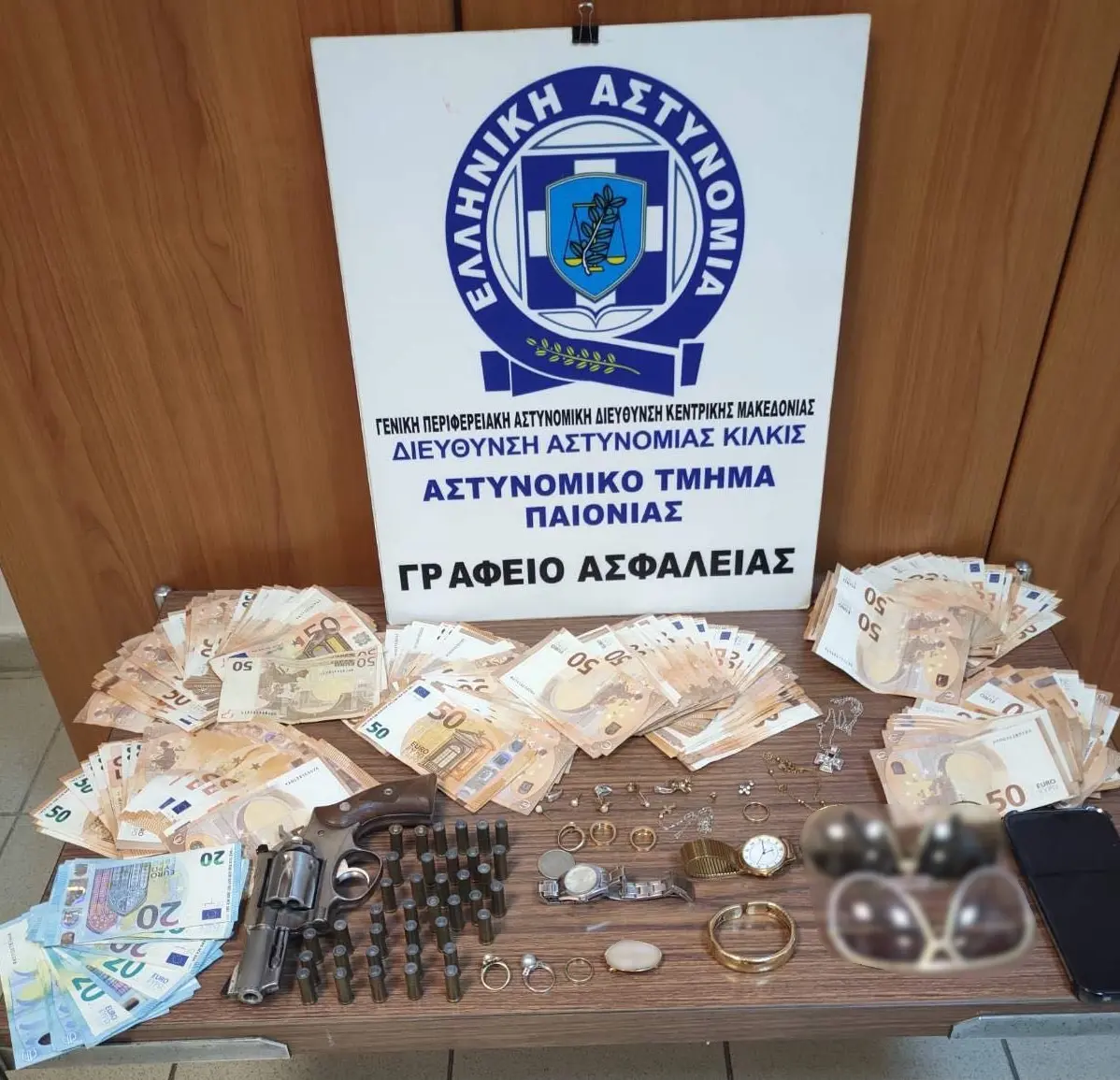Συνελήφθησαν 5 άτομα, σε 2 διαφορετικές περιπτώσεις, για τηλεφωνικές απάτες με τη μέθοδο του «λογιστή»