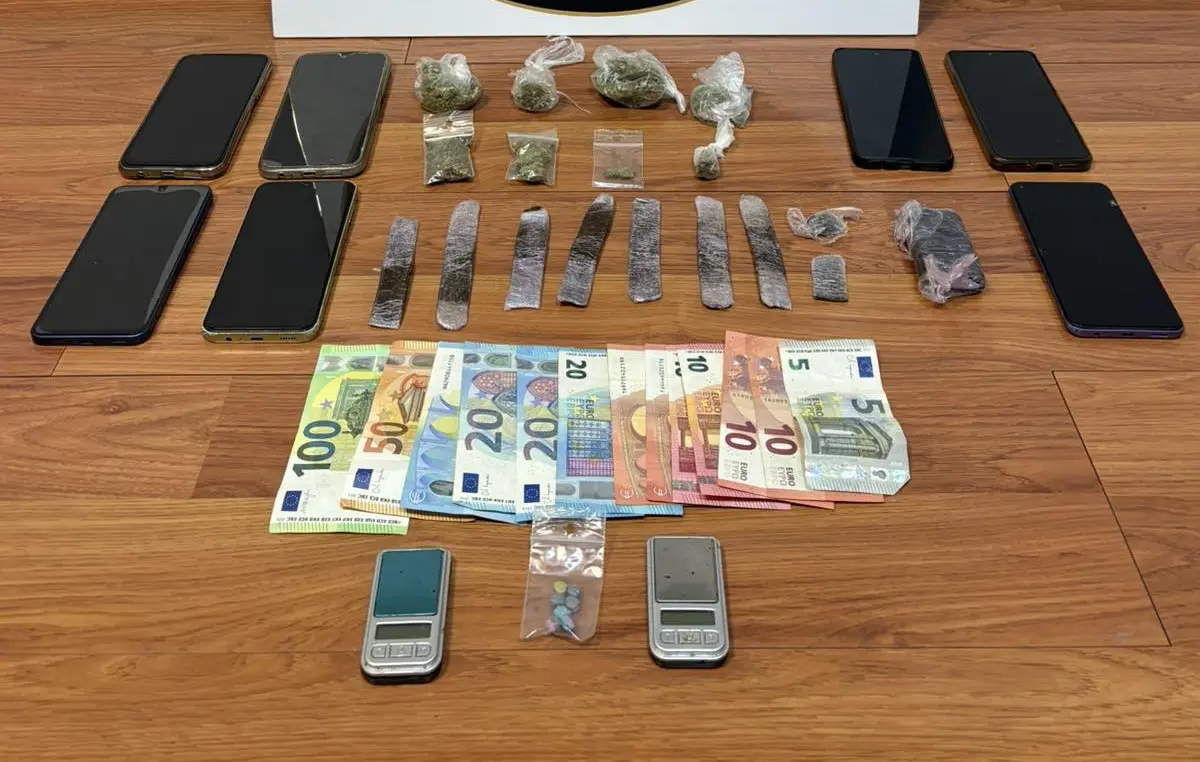  Συμμορία διακινούσε ναρκωτικά στο Λόφο Στρέφη έχοντας ως ορμητήριο διαμέρισμα στην περιοχή των Εξαρχείων (video)