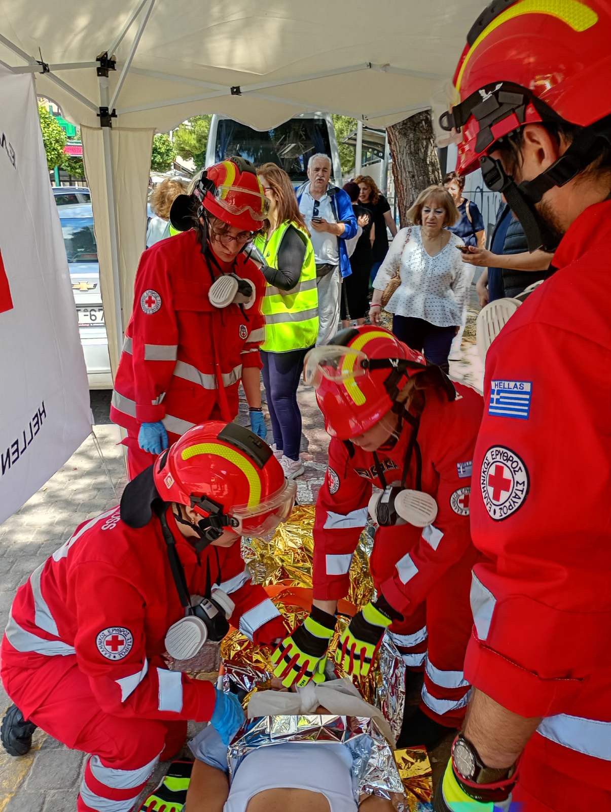 Διασώστες σε Άσκηση Ετοιμότητας για Σεισμό στο Δημαρχείο Ηρακλείου Αττικής (βίντεο)