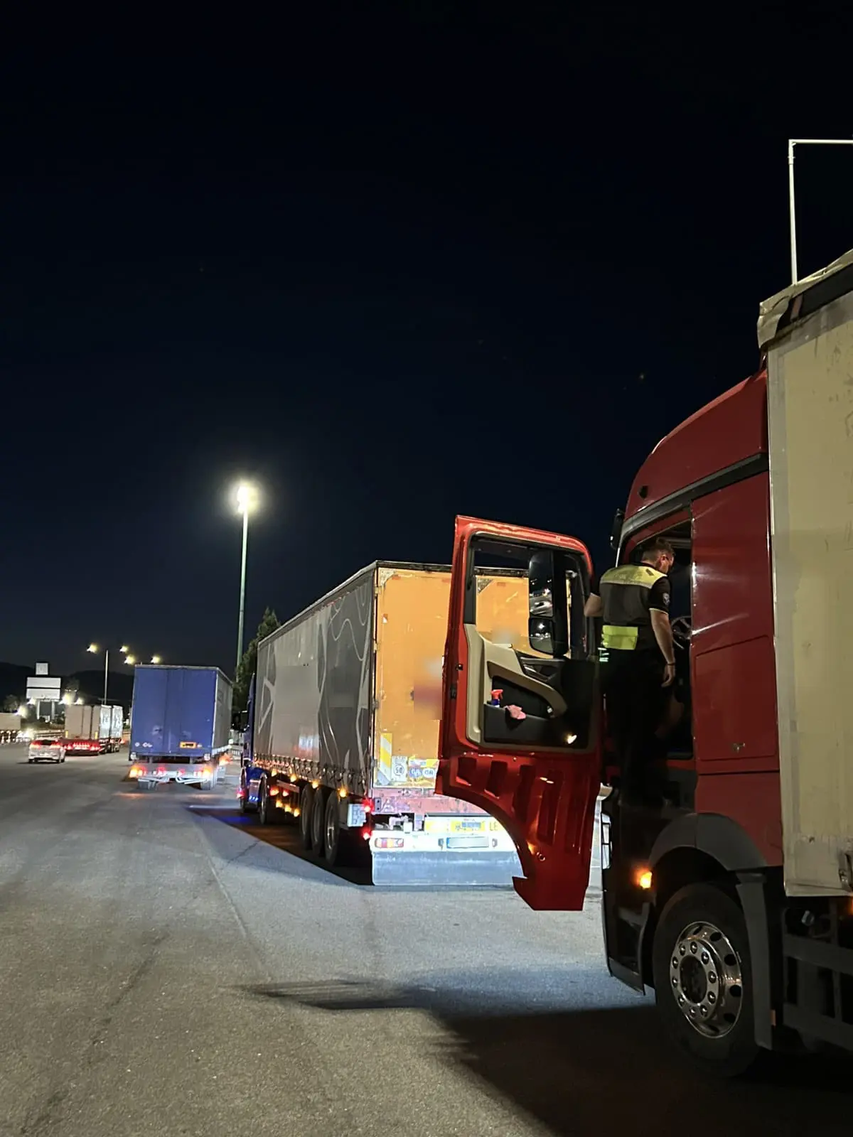 2.021 παραβάσεις βεβαιώθηκαν σε  855 ελεγμένα φορτηγά οχήματα στο πλαίσιο επιχειρησιακής δράσης της Δ/νσης Τροχαίας Αττικής/Γ.Α.Δ.Α. (βίντεο)