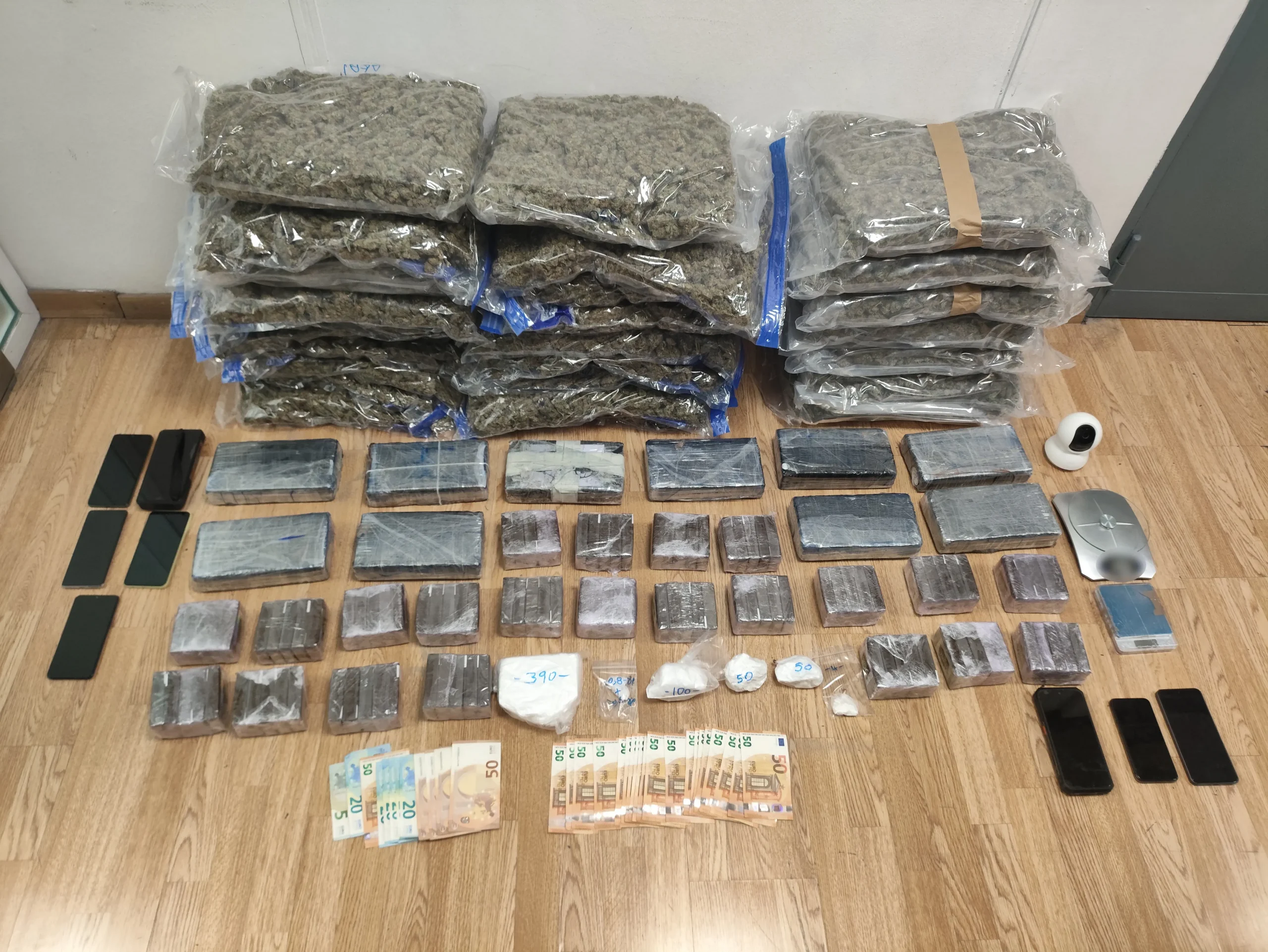 Τρεις συλλήψεις για κατοχή και διακίνηση άνω των 11 κιλών κοκαΐνης και 38 κιλών κάνναβης στην Αττική (video)