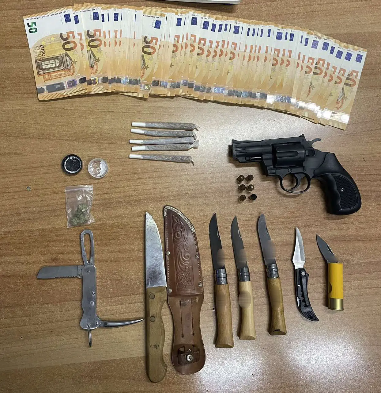 Έλεγχος αστυνομικών της Ομάδας ΔΙ.ΑΣ./Γ.Α.Δ.Α. σε όχημα οδήγησε στη σύλληψη 50χρονου που κατείχε περίστροφο, σουγιάδες, μαχαίρι και φυσίγγια