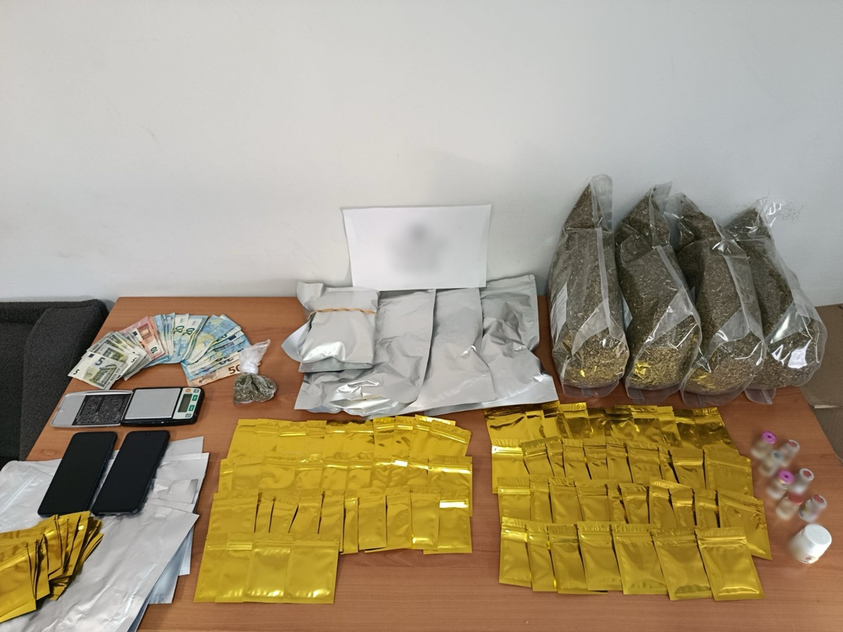 Συνελήφθη 40χρονος έπειτα από τον εντοπισμό συσκευασιών με φυτικά αποσπάσματα συνθετικής κάνναβης και αναβολικών